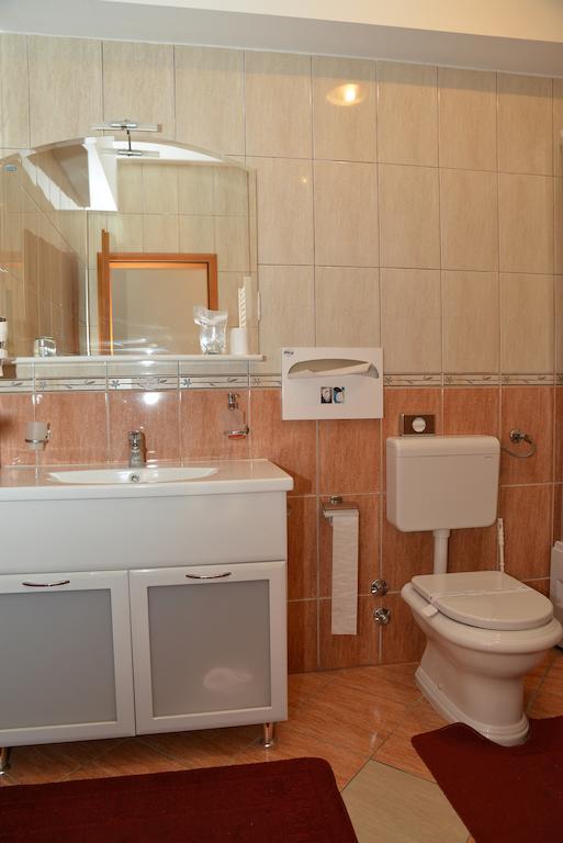 Hotel Venezia Имотски Екстериор снимка