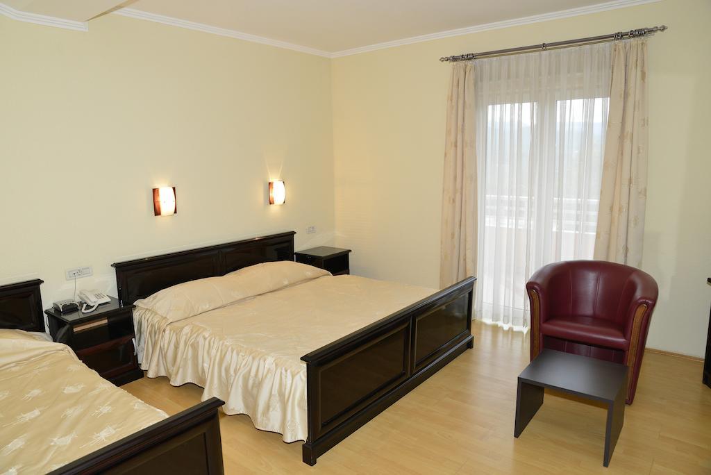 Hotel Venezia Имотски Екстериор снимка